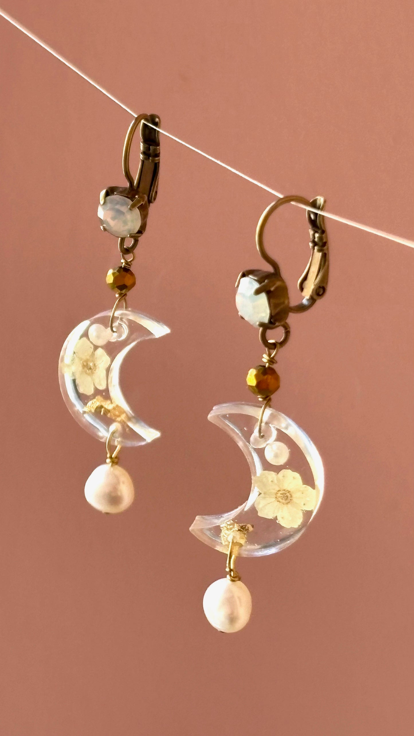 Pendientes luna transparente con flor y perlita encapsuladas-P-34-60-G